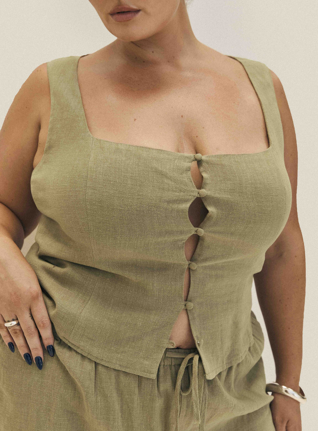 Zenda Linen Blend Top Olive Curve