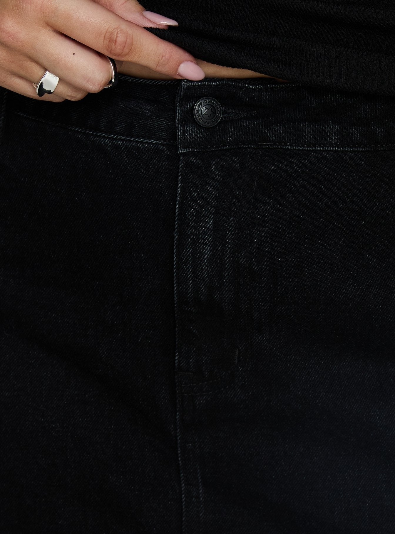 Nicolina Low Rise Denim Mini Skirt Washed Black Curve