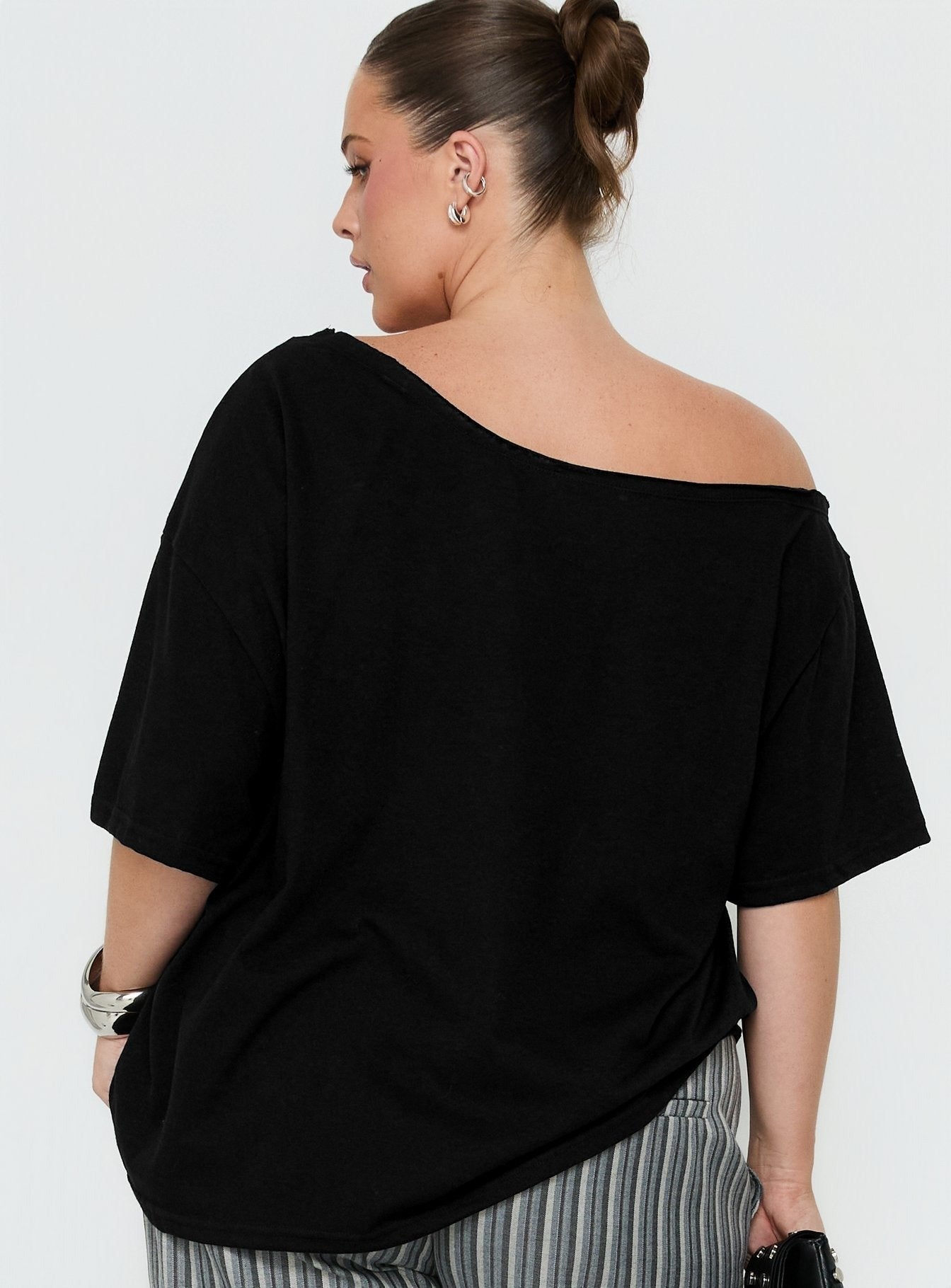 Winny Off Shoulder Tee Black Curve