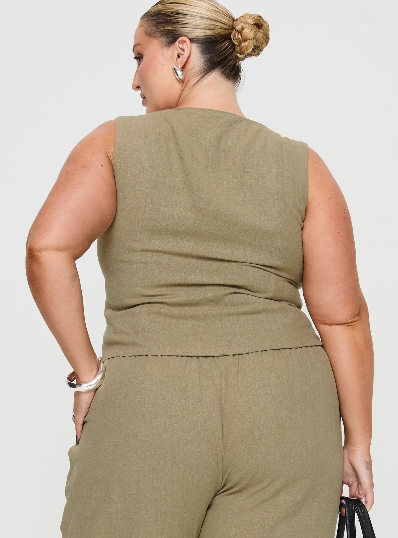 Zenda Linen Blend Top Olive Curve