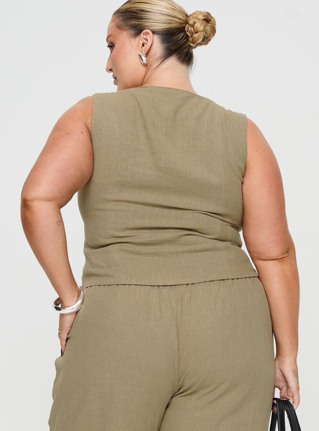 Zenda Linen Blend Top Olive Curve