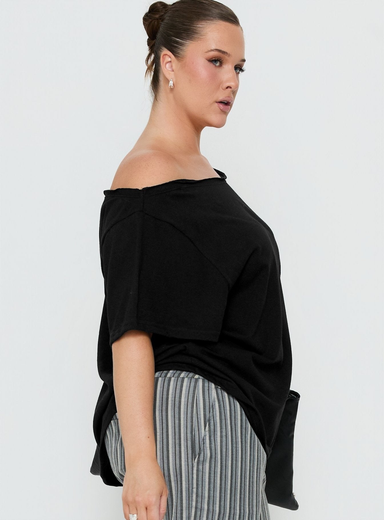 Winny Off Shoulder Tee Black Curve