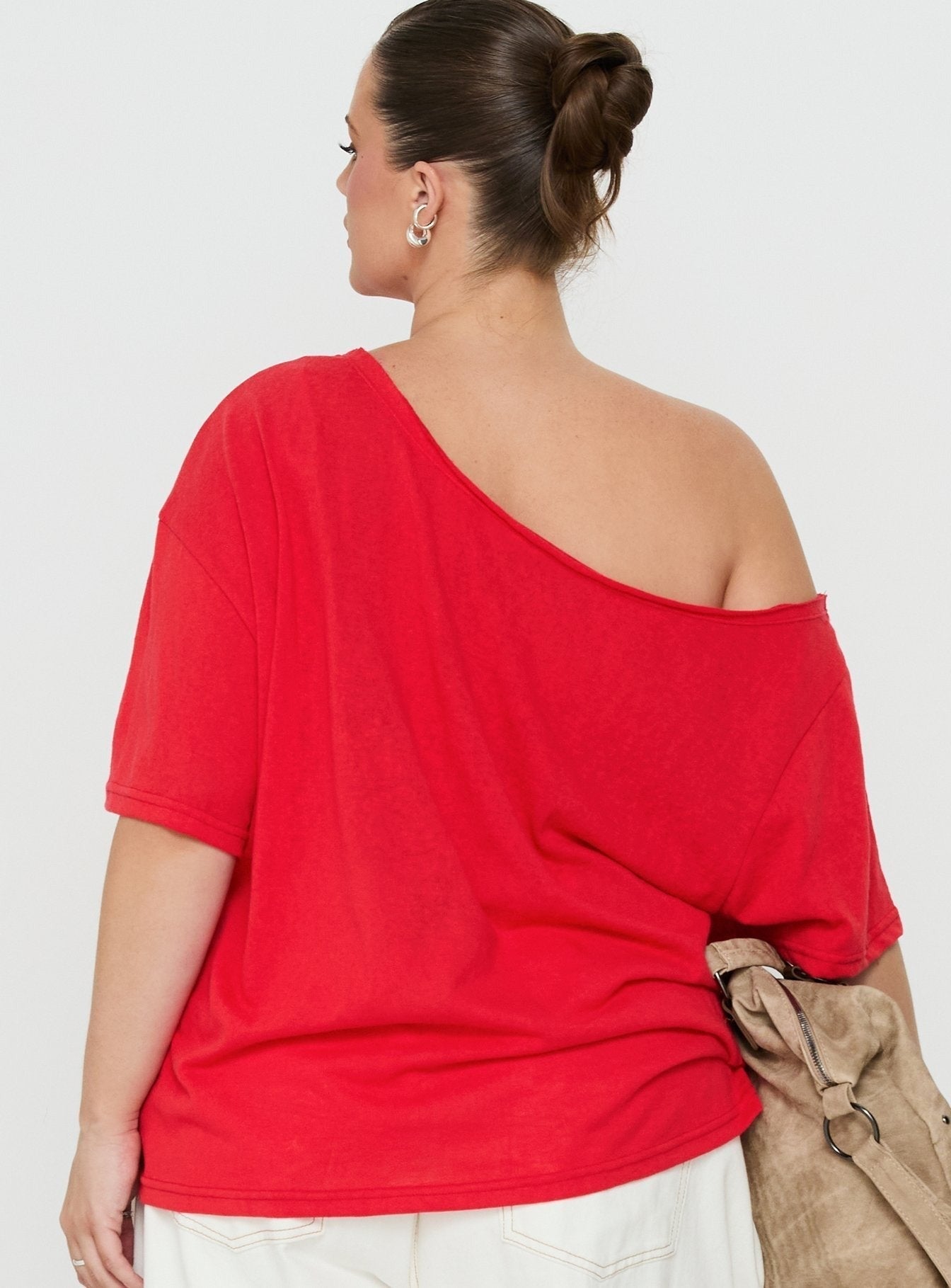 Winny Off Shoulder Tee Red Curve