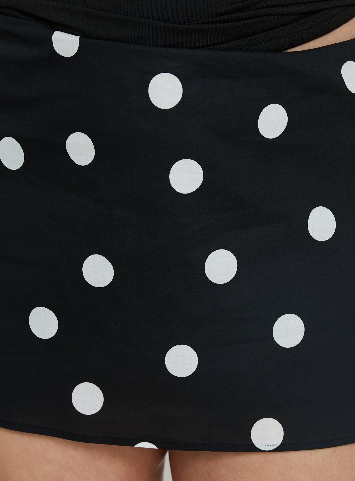 Special Treat Skort Black / White Polka Dot Curve