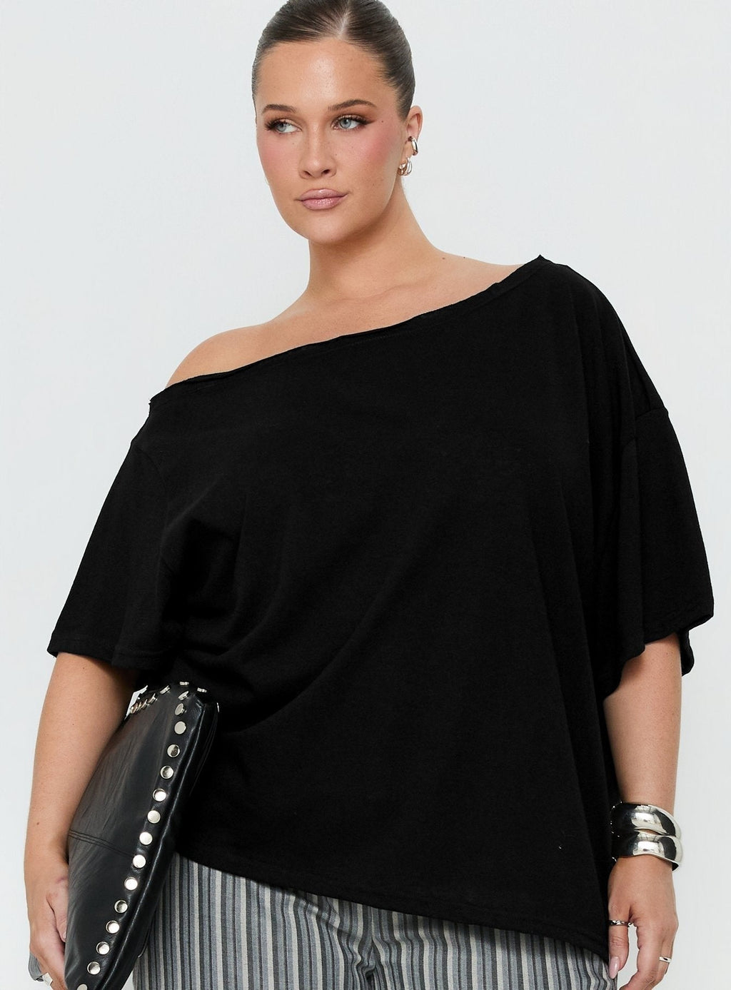 Winny Off Shoulder Tee Black Curve
