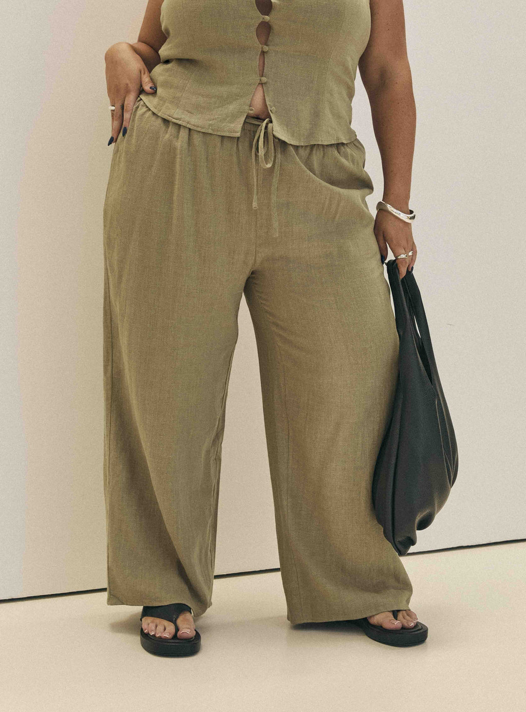 Zenda Linen Blend Top Olive Curve