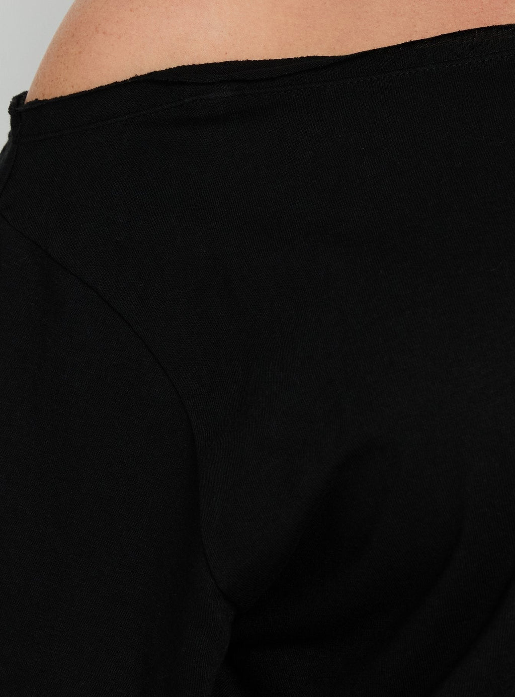 Winny Off Shoulder Tee Black Curve